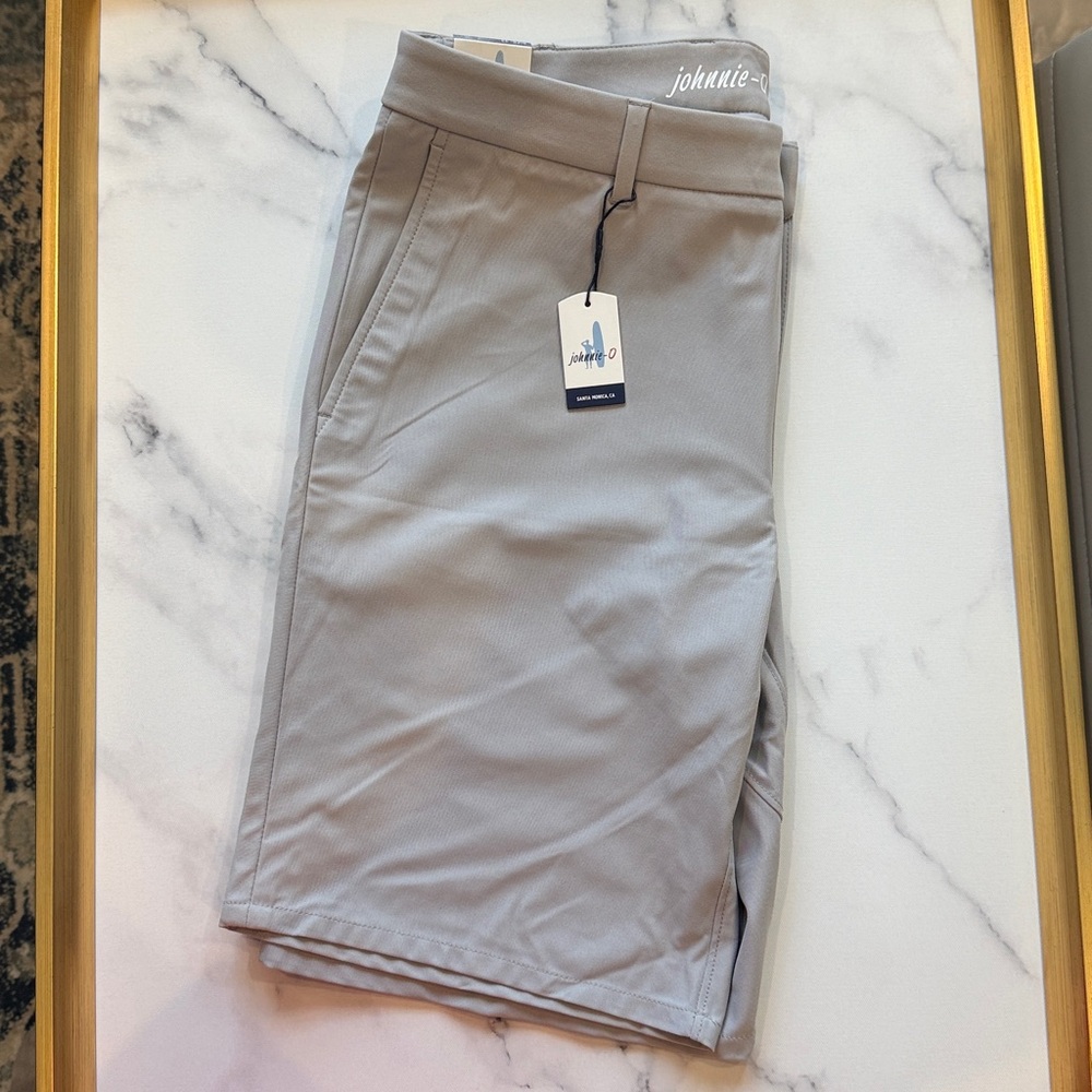 *NEW* Johnnie-O Men’s performance golf shorts. Size 33